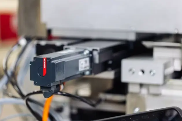 DIN rail mounted ELM7212 servo terminals and connected AM8000 series servomotors control printhead positioning to ensure smooth overlay of multiple ink colors.